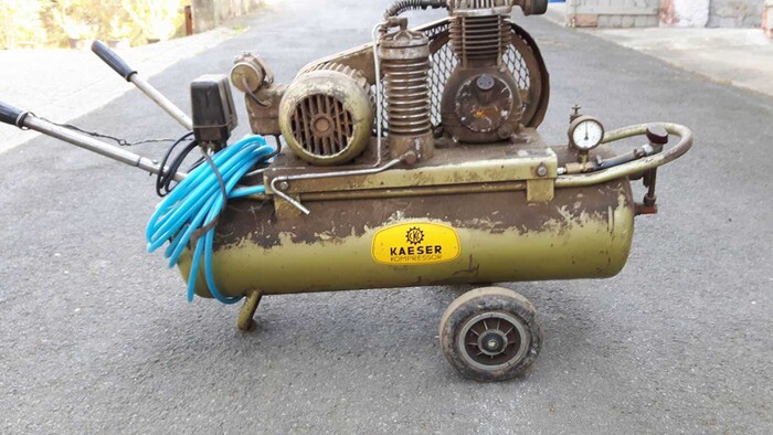 Alter Kolbenkompressor von Kaeser Kompressoren.