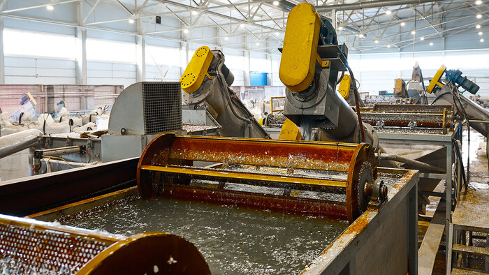 El aire saliente de un compresor calienta agua para las aplicaciones de lavado de piezas.